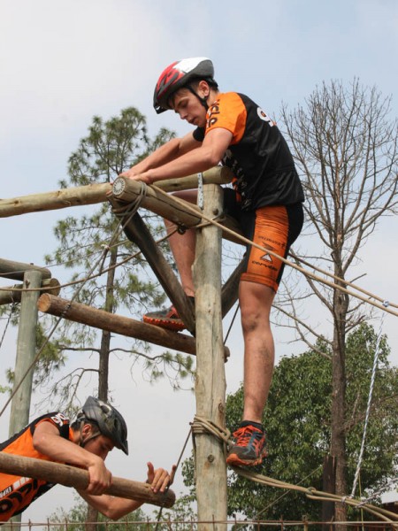 Teo Jordaan (Top)  and Tess van der Walt, members of the winning u15 team from Liliyfontein School tackle the ropes course.